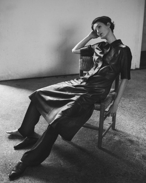 Robe chemise en cuir noir